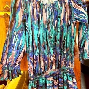 Beautiful woman’s shirt.  Can also be worn off shoulder